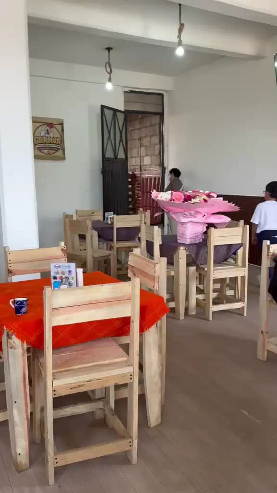 Interior y mesas de La Mangana preparados para celebraciones