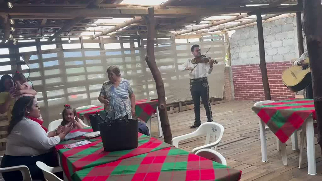 Familia y amigos celebrando con música en La Mangana