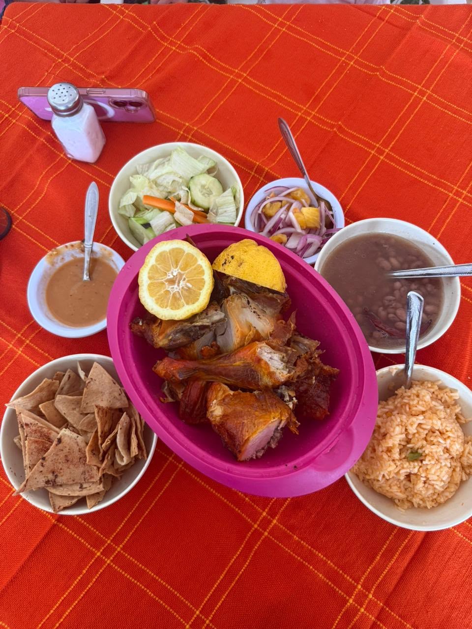 Mesa servida con guarniciones de Granja