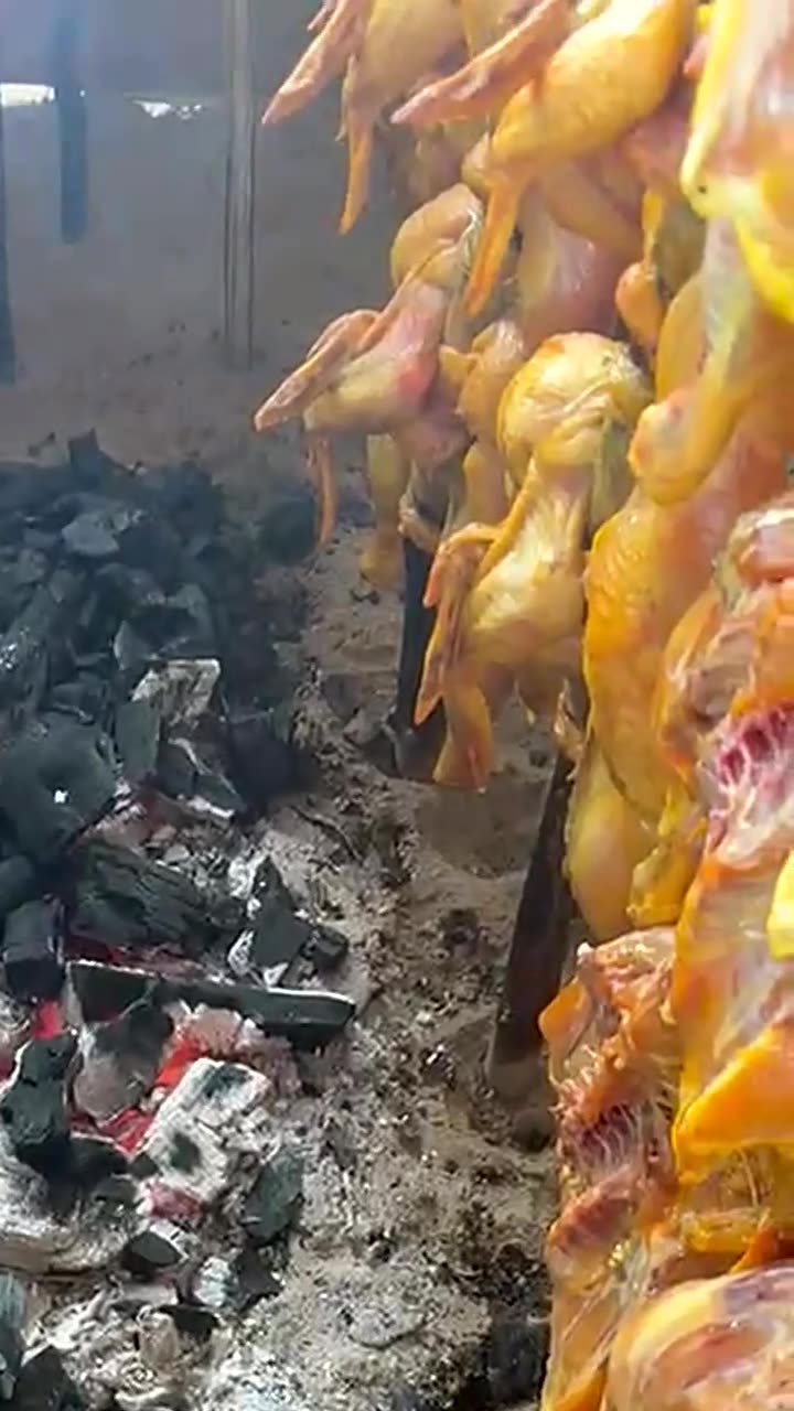 Pollo y costillas al carbón preparados en Granja Zitácuaro