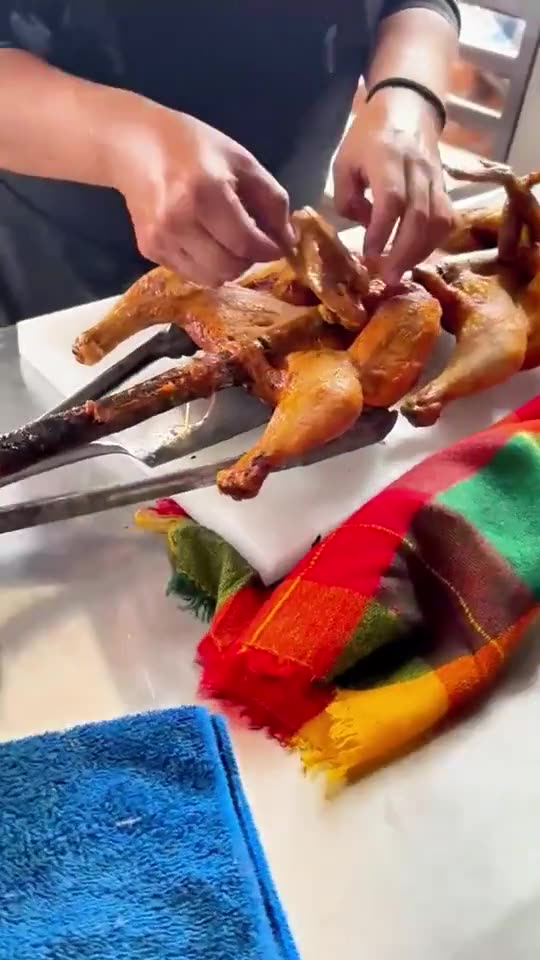 Pollos en vara sobre carbón en Granja Zitácuaro