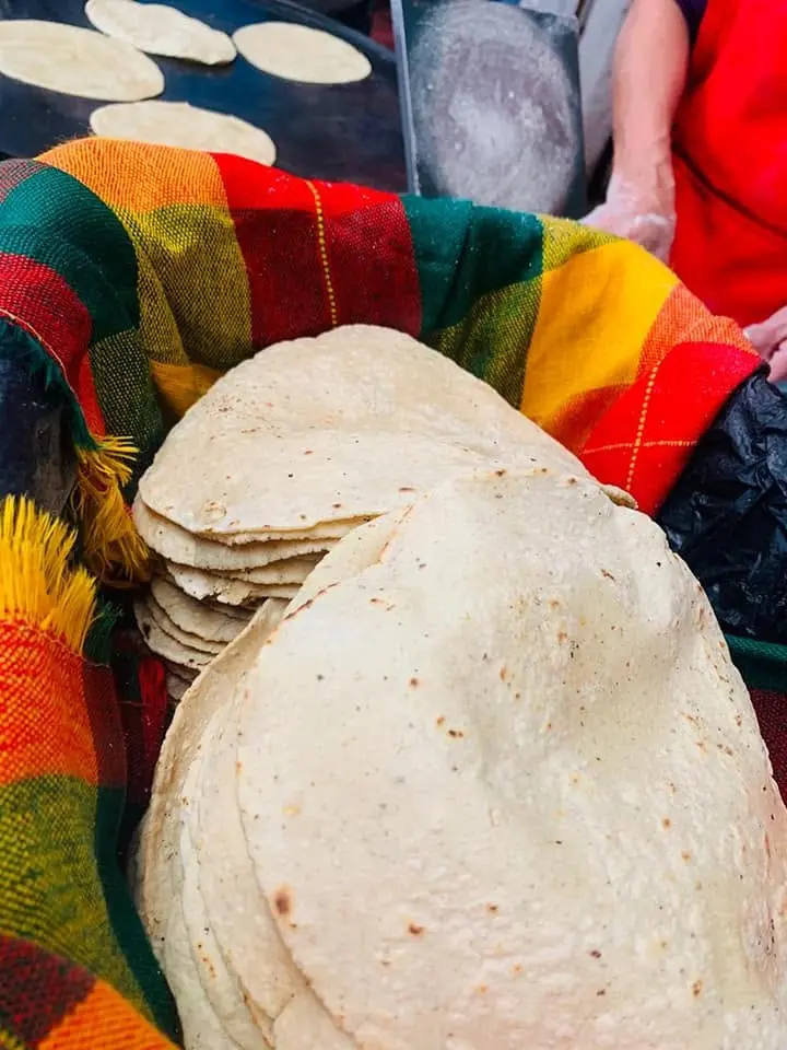 Tortillas hechas a mano sobre mantel mexicano